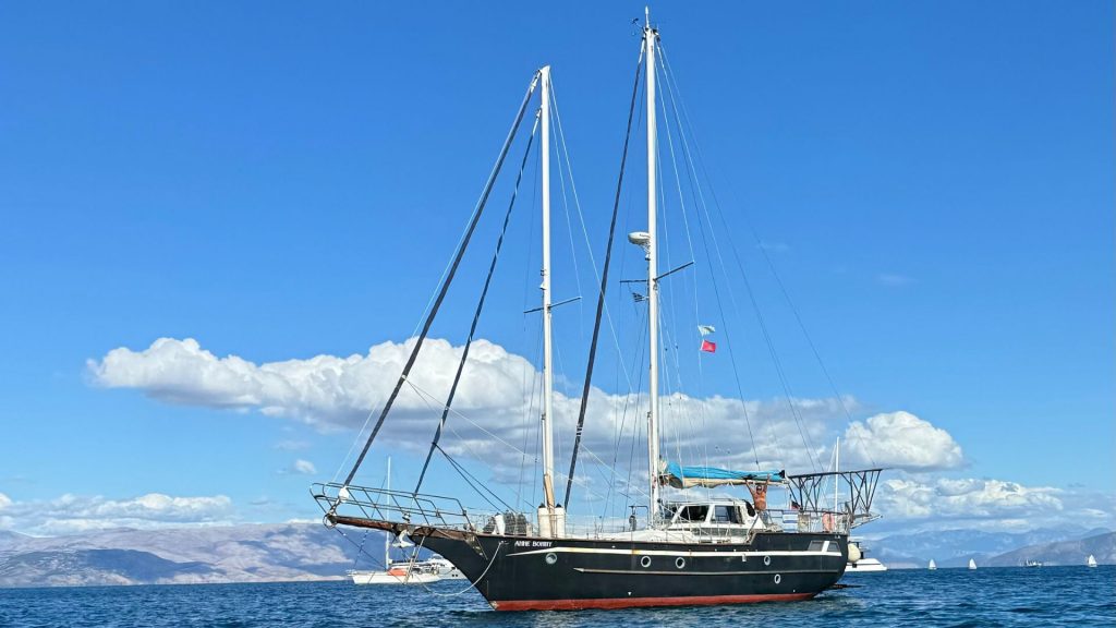 Klassische Hochsee-Ketsch ANNE BONNY mit dunklem Rumpf auf See