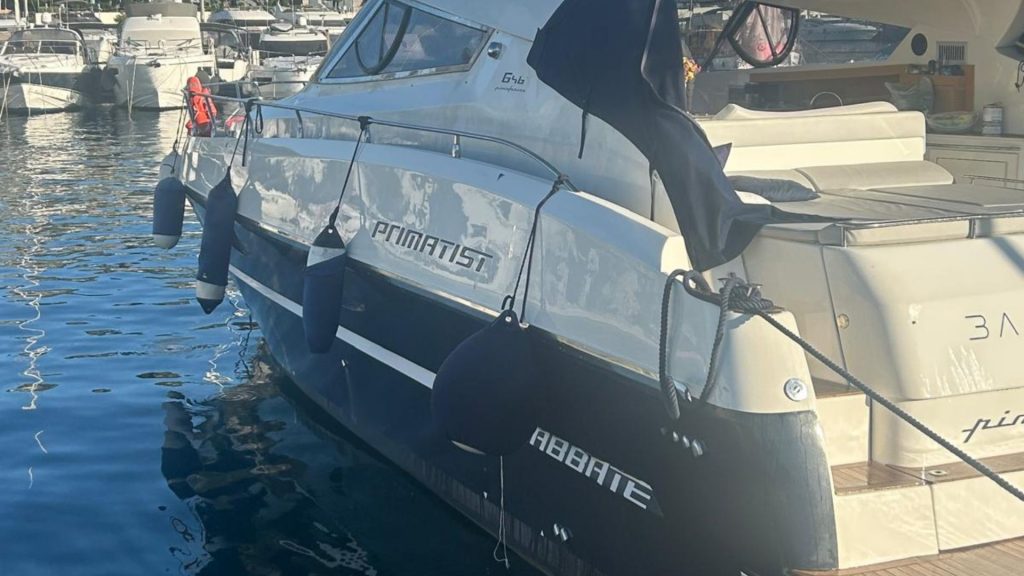 Primatist G46 Seitenansicht mit ABBATE Schriftzug und Fendern im Hafen